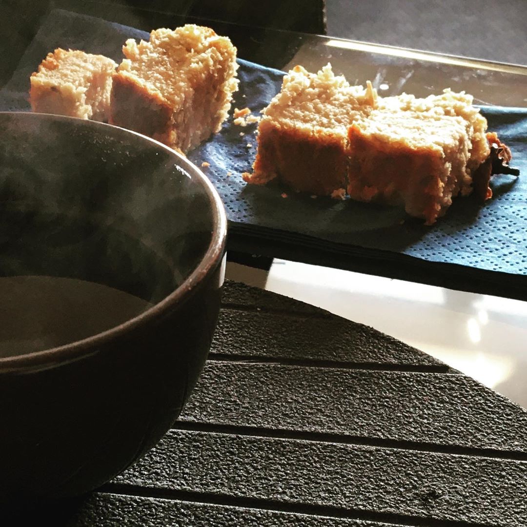 Passo il tempo bevendo caffè nero bollente