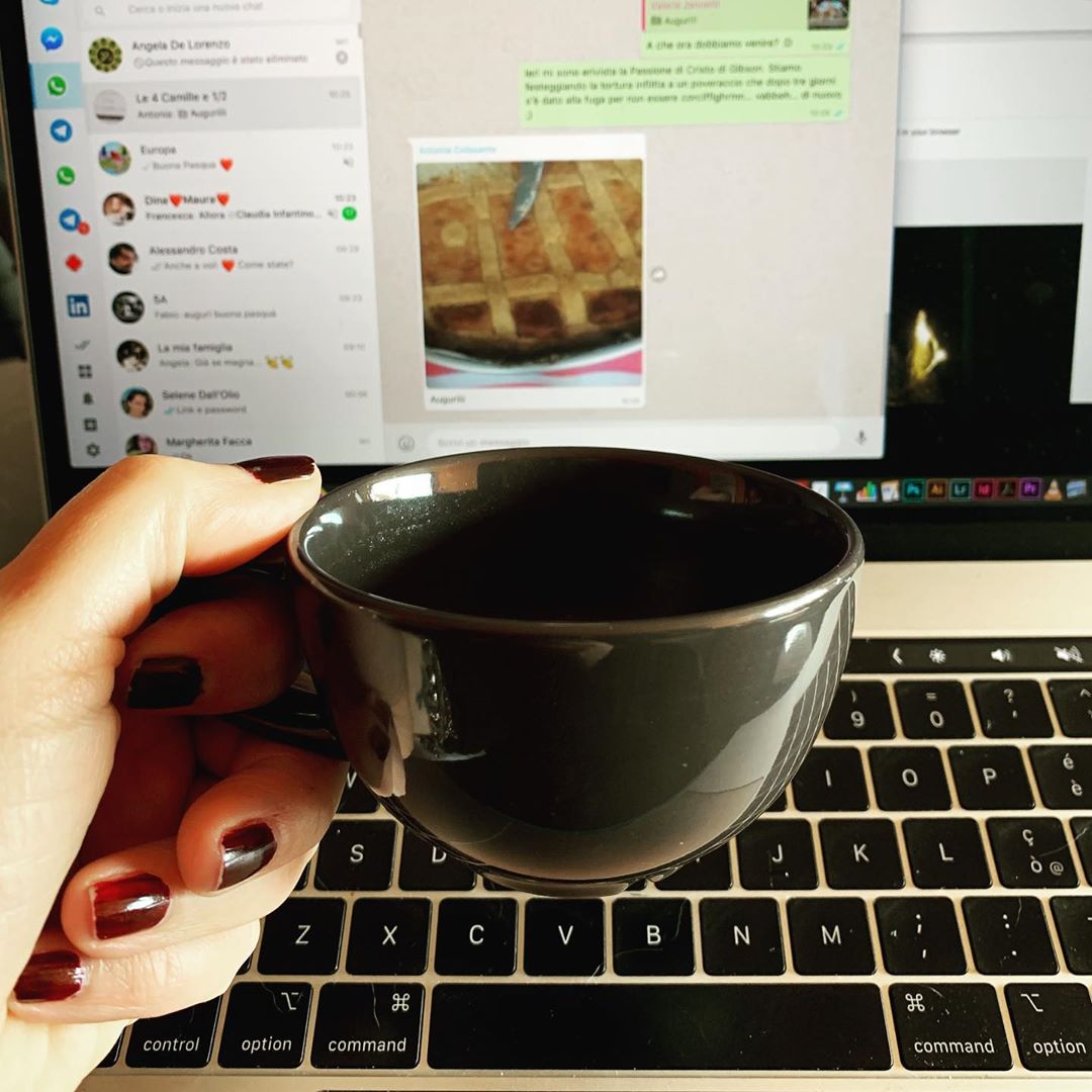 La colazione di Pasqua, in chat con le amiche.
La tristezza, svolgimento